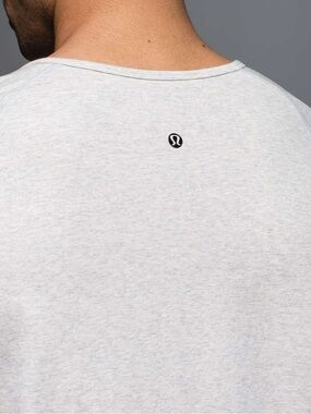 Lululemon Men’s V-Neck Long Sleeve Shirt Heathered Gray Size Medium Medium M